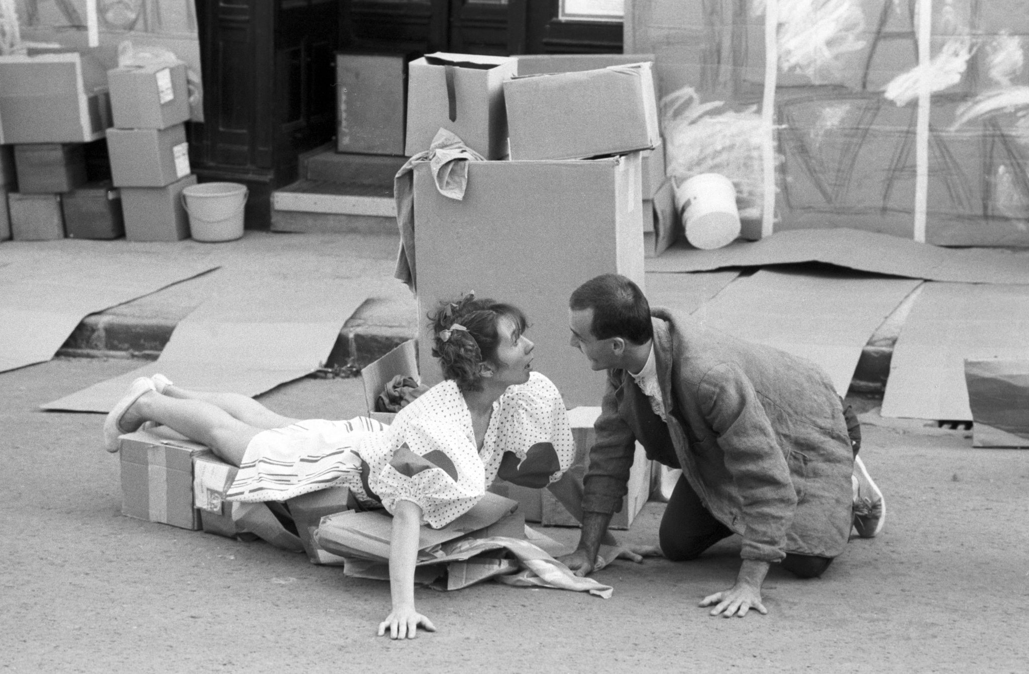 A szereplők: Cripsin, mint vetélytárs, 1990., A Komédi franc ez? előadása, Fotó: Ilovszky Béla (1990). MTI Fotó.