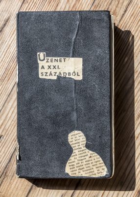 ef Zámbó István naplójának címlapja, melyből a Nalaja happeningen Az utolsó Nalaja, avagy ne kövessetek el lobektómiát című szöveget felolvasta. fotó: Schuller Gabriella