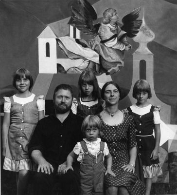 Kerényi Imre: Templom-téri játékok, 1977., Szentendrei Teátrum, Fotó: [n. n.] (1977). A festett hátteret tervezte: Kocsis Imre. A fotón Csíkszentmihályi Róbert, felesége, Éva és négy gyermekük: Réka, Berta, Sára és Márton láthatóak. HUNGART © 2019